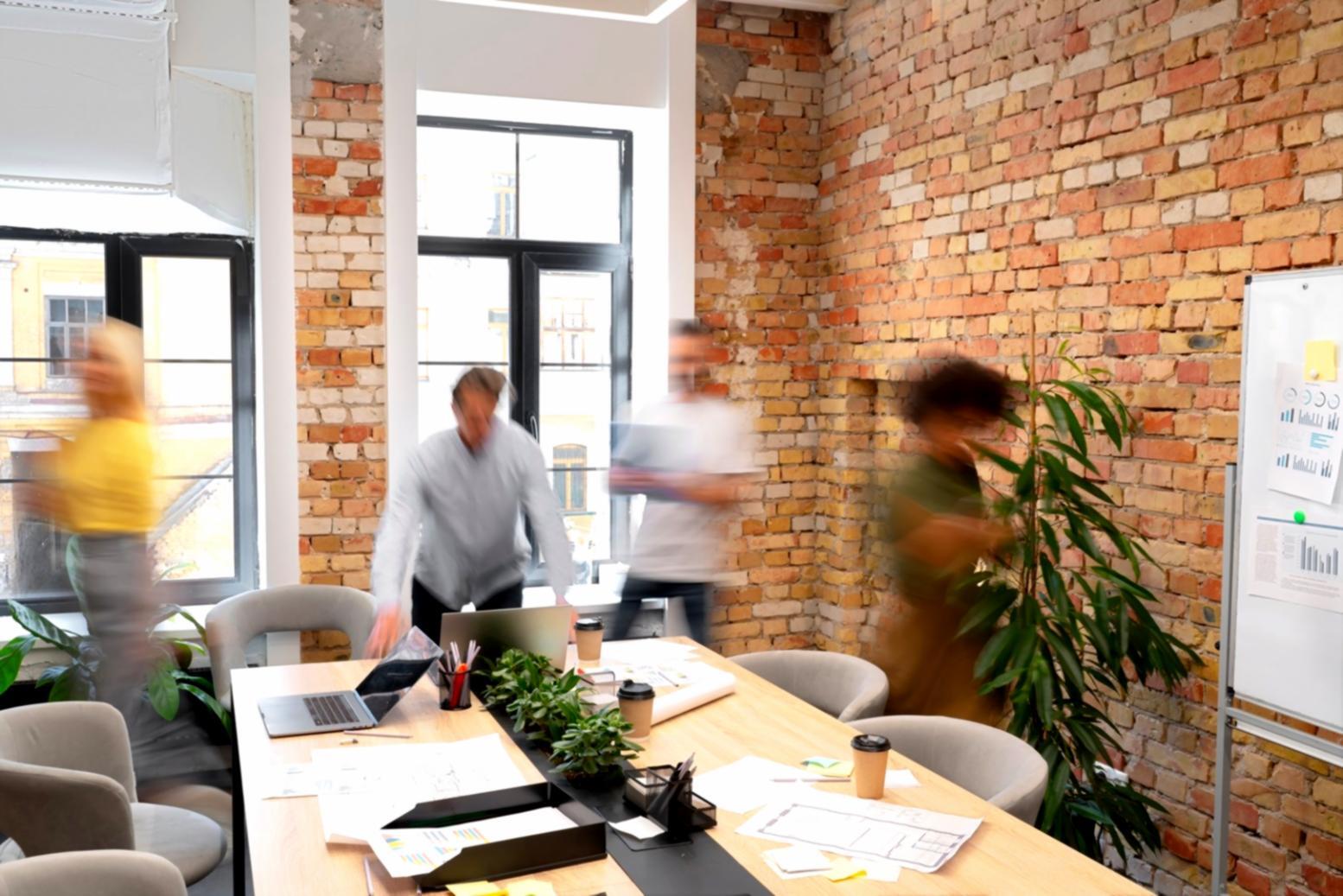 Teamarbeit im Büro bei der Finanzberatung