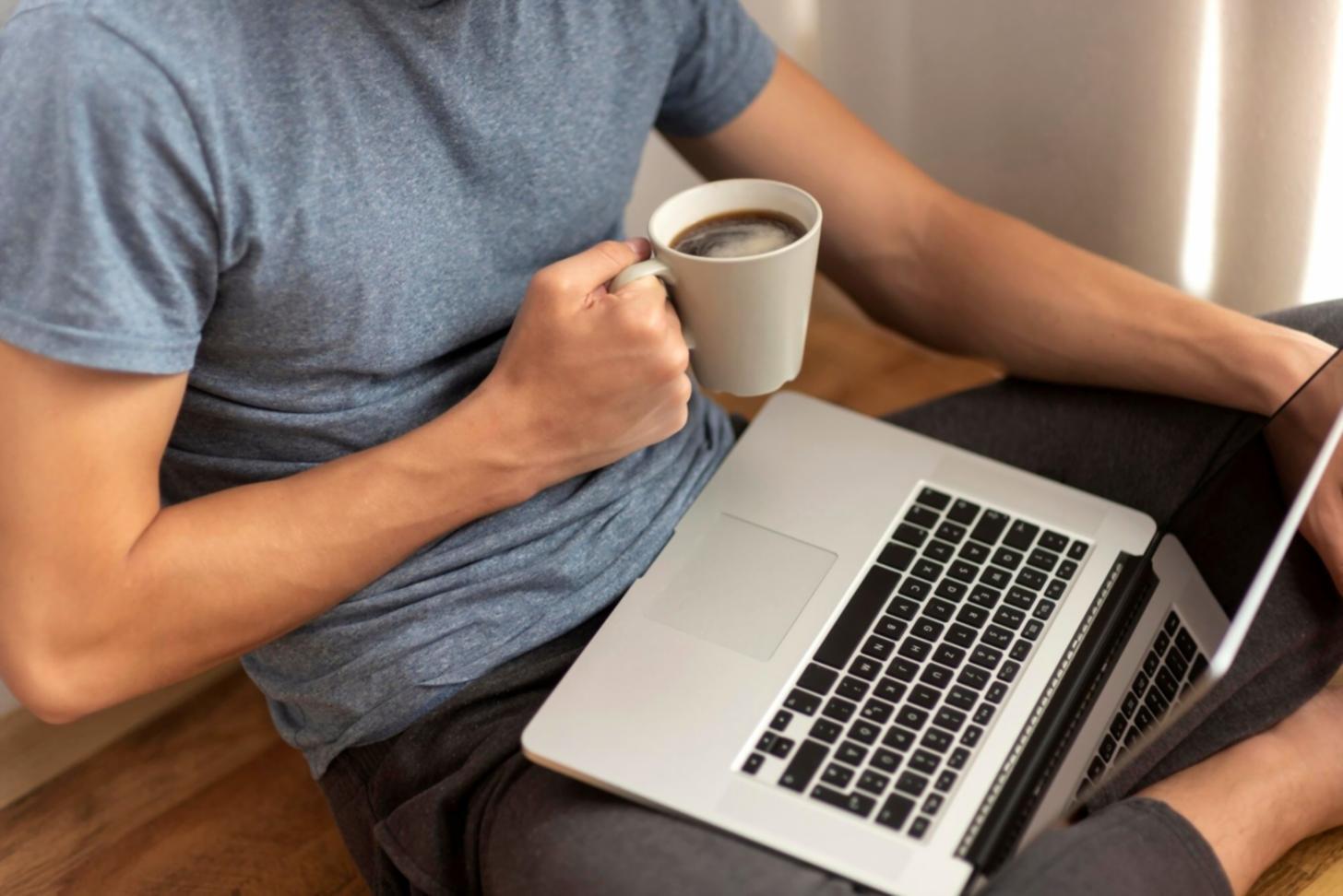 Arbeitsplatz mit Finanzplanungsunterlagen und Laptop